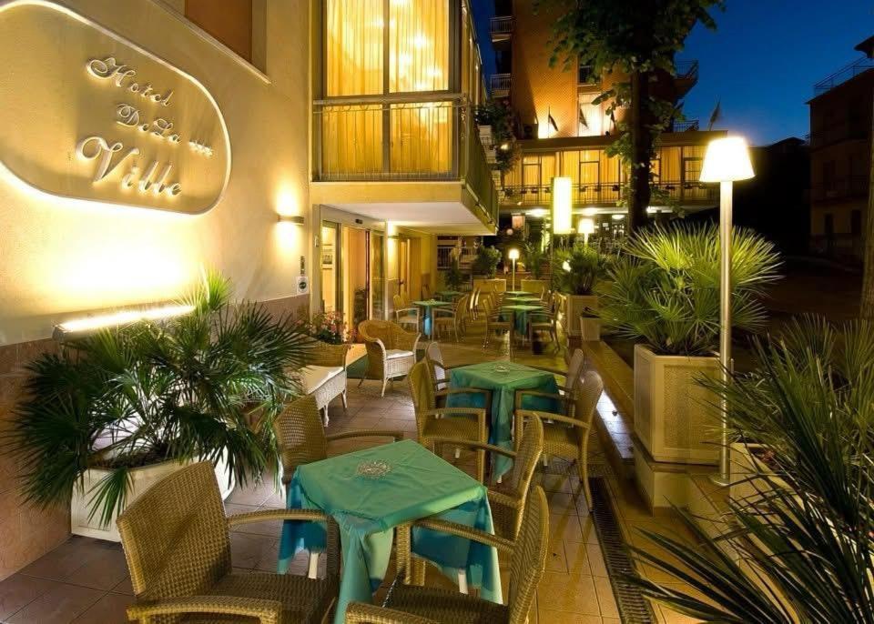Hotel De La Ville Римини Экстерьер фото