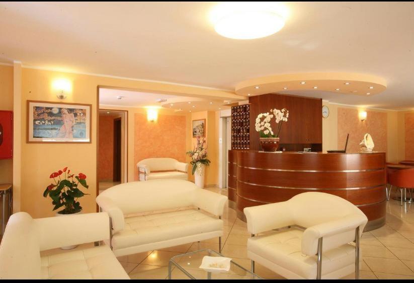 Hotel De La Ville Римини Экстерьер фото