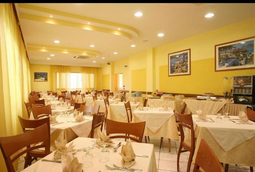 Hotel De La Ville Римини Экстерьер фото