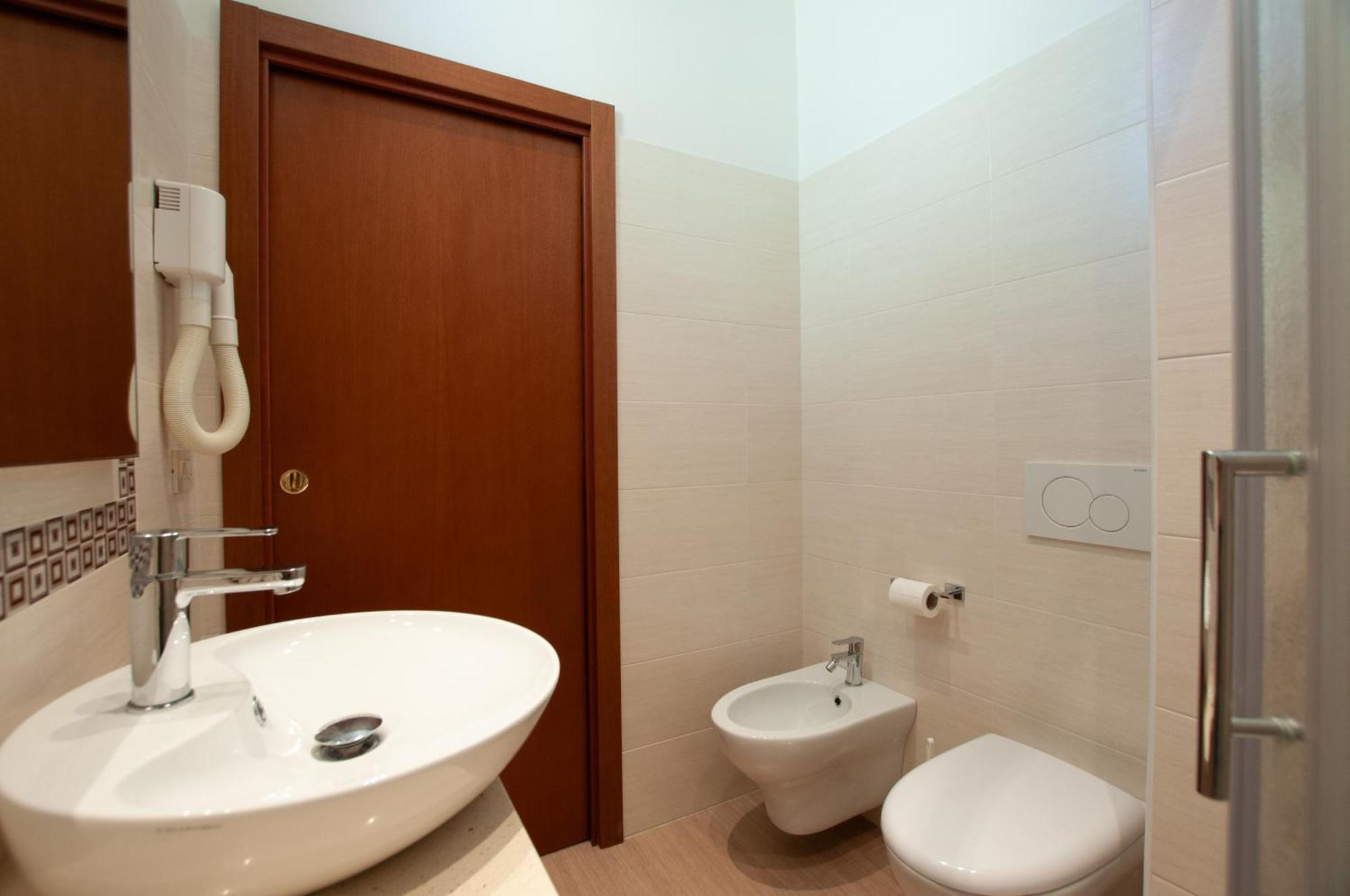 Hotel De La Ville Римини Экстерьер фото
