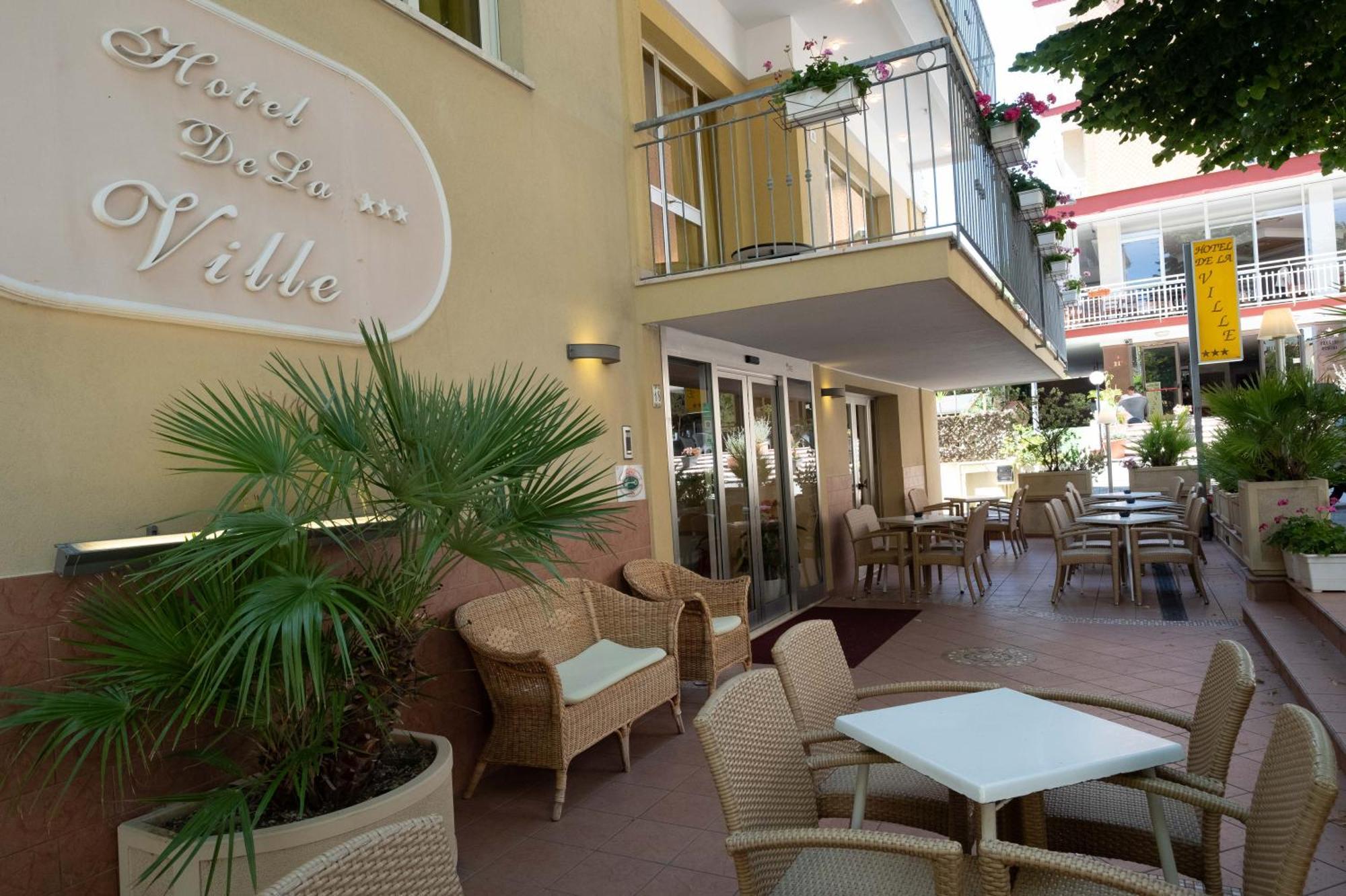 Hotel De La Ville Римини Экстерьер фото